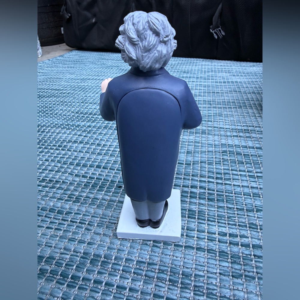 Solar Powered Beethoven Conductor Figurine with Baton - Picture 4 of 6